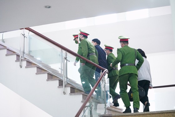 Ông Nguyễn Đức Chung được dẫn giải tới tòa ảnh 10