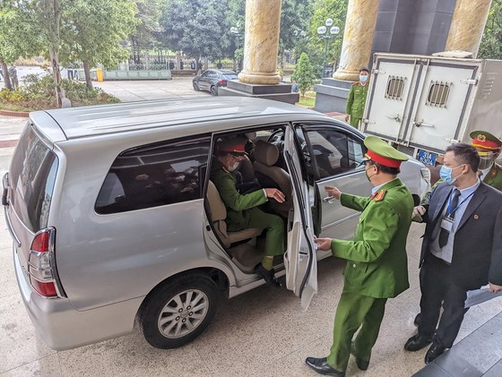 Ông Nguyễn Đức Chung được dẫn giải tới tòa ảnh 4