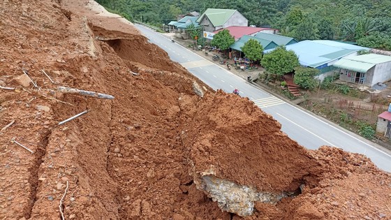 Bắc miền Trung xuất hiện nhiều điểm nứt núi, sạt lở đất nguy hiểm ảnh 1