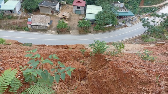 Bắc miền Trung xuất hiện nhiều điểm nứt núi, sạt lở đất nguy hiểm ảnh 6 Bắc miền Trung xuất hiện nhiều điểm nứt núi, sạt lở đất nguy hiểm ảnh 6