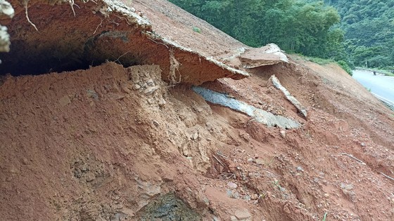 Bắc miền Trung xuất hiện nhiều điểm nứt núi, sạt lở đất nguy hiểm ảnh 8 Bắc miền Trung xuất hiện nhiều điểm nứt núi, sạt lở đất nguy hiểm ảnh 8