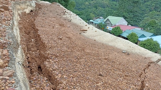 Bắc miền Trung xuất hiện nhiều điểm nứt núi, sạt lở đất nguy hiểm ảnh 9 Bắc miền Trung xuất hiện nhiều điểm nứt núi, sạt lở đất nguy hiểm ảnh 9
