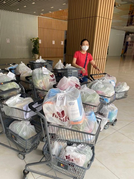 Cư dân chung cư giúp nhau vượt dịch ảnh 2