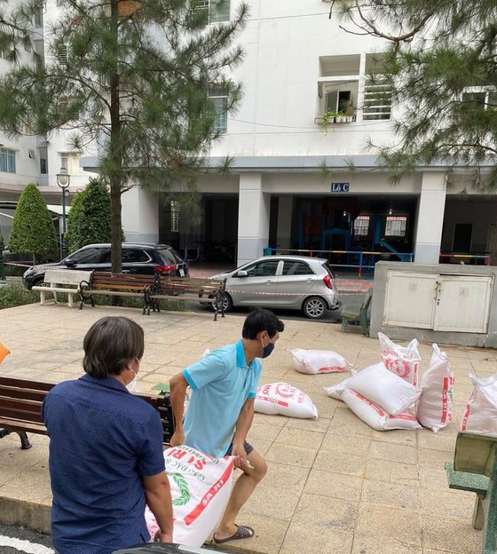 Cư dân chung cư giúp nhau vượt dịch ảnh 4