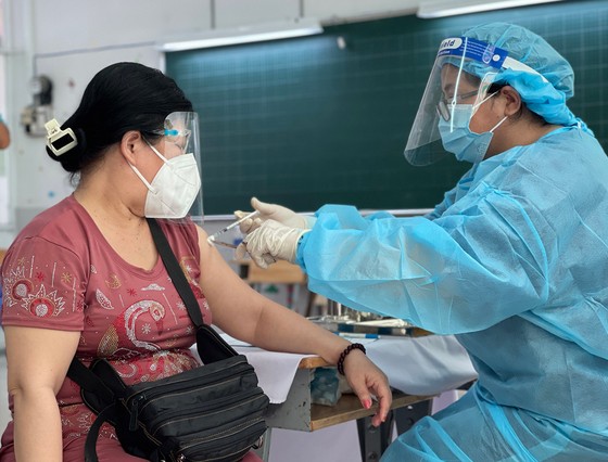 TPHCM vượt mốc tiêm 10 triệu liều vaccine Covid-19: Thành quả của chiến dịch tiêm chủng thần tốc ảnh 1