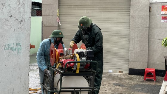 Quân đội phun khử khuẩn tại quận Gò Vấp, quận 12 ảnh 7 Quân đội phun khử khuẩn tại quận Gò Vấp, quận 12 ảnh 7