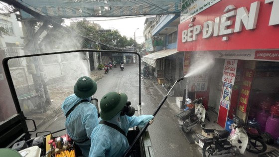 Quân đội phun khử khuẩn tại quận Gò Vấp, quận 12 ảnh 14 Quân đội phun khử khuẩn tại quận Gò Vấp, quận 12 ảnh 14