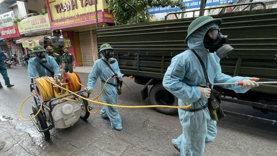 Quân đội phun khử khuẩn tại quận Gò Vấp, quận 12 ảnh 13 Quân đội phun khử khuẩn tại quận Gò Vấp, quận 12 ảnh 13