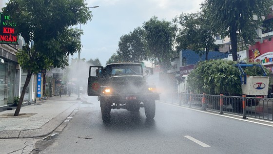 Quân đội phun khử khuẩn tại quận Gò Vấp, quận 12 ảnh 1 Quân đội phun khử khuẩn tại quận Gò Vấp, quận 12 ảnh 1