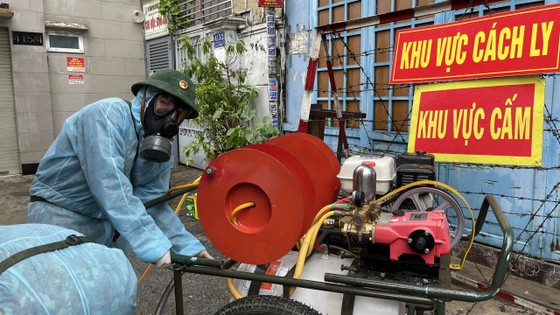 Quân đội phun khử khuẩn tại quận Gò Vấp, quận 12 ảnh 6 Quân đội phun khử khuẩn tại quận Gò Vấp, quận 12 ảnh 6