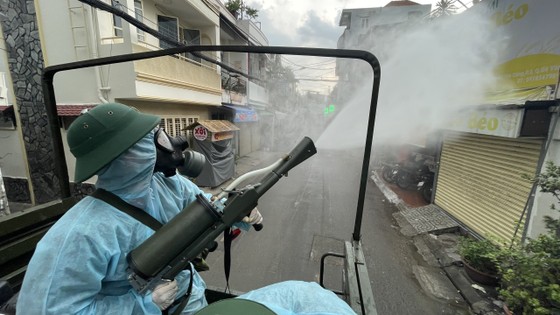 Quân đội phun khử khuẩn tại quận Gò Vấp, quận 12 ảnh 12 Quân đội phun khử khuẩn tại quận Gò Vấp, quận 12 ảnh 12
