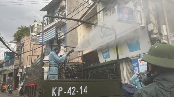 Quân đội phun khử khuẩn tại quận Gò Vấp, quận 12 ảnh 5 Quân đội phun khử khuẩn tại quận Gò Vấp, quận 12 ảnh 5