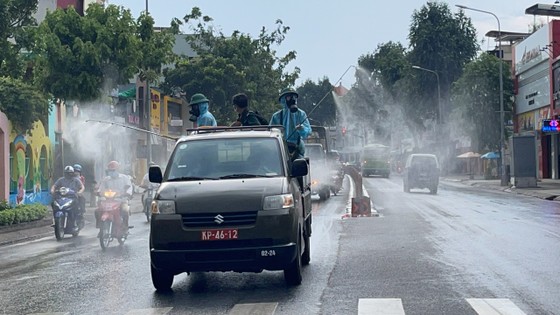 Quân đội phun khử khuẩn tại quận Gò Vấp, quận 12 ảnh 4 Quân đội phun khử khuẩn tại quận Gò Vấp, quận 12 ảnh 4