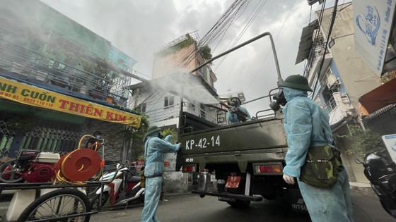 Quân đội phun khử khuẩn tại quận Gò Vấp, quận 12 ảnh 11 Quân đội phun khử khuẩn tại quận Gò Vấp, quận 12 ảnh 11