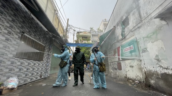 Quân đội phun khử khuẩn tại quận Gò Vấp, quận 12 ảnh 10 Quân đội phun khử khuẩn tại quận Gò Vấp, quận 12 ảnh 10