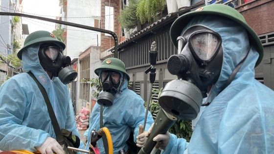 Quân đội phun khử khuẩn tại quận Gò Vấp, quận 12 ảnh 15 Quân đội phun khử khuẩn tại quận Gò Vấp, quận 12 ảnh 15