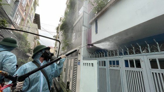 Quân đội phun khử khuẩn tại quận Gò Vấp, quận 12 ảnh 9