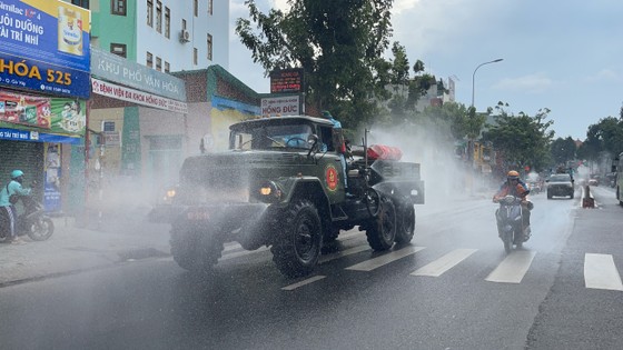 Quân đội phun khử khuẩn tại quận Gò Vấp, quận 12 ảnh 2 Quân đội phun khử khuẩn tại quận Gò Vấp, quận 12 ảnh 2
