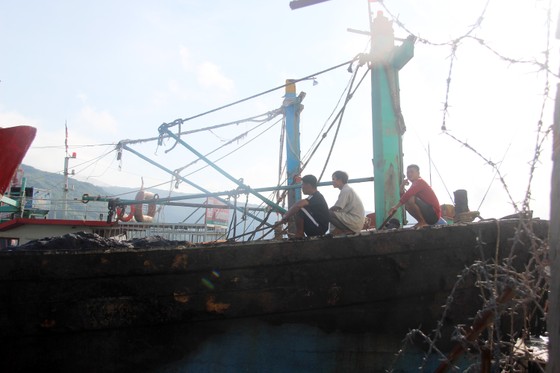 Hàng loạt tàu cá bốc cháy tại Cảng cá Quy Nhơn ảnh 5 Hàng loạt tàu cá bốc cháy tại Cảng cá Quy Nhơn ảnh 5