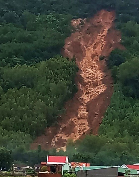 Kinh hoàng sạt lở núi Cấm kéo thành dòng như thác ảnh 1