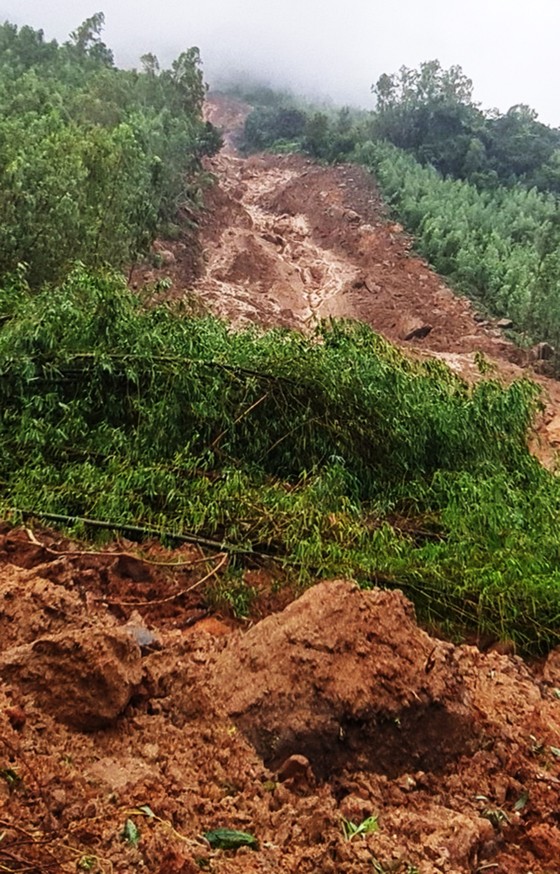 Kinh hoàng sạt lở núi Cấm kéo thành dòng như thác ảnh 4