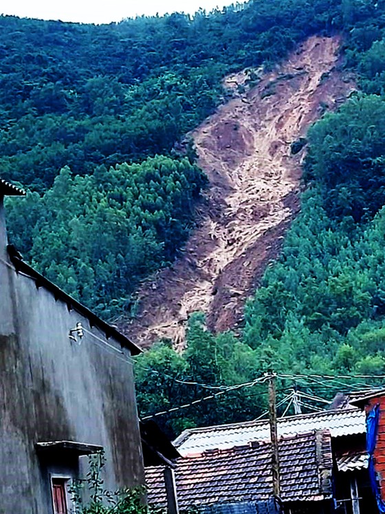 Kinh hoàng sạt lở núi Cấm kéo thành dòng như thác ảnh 3