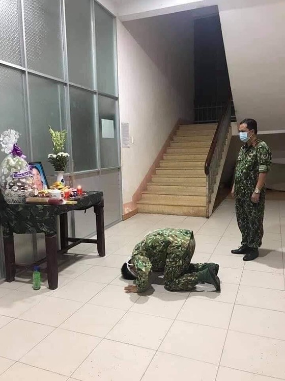 Không được về nhà nhìn mẹ lần cuối, một chiến sĩ bái vọng mẹ trong khu cách ly ảnh 1