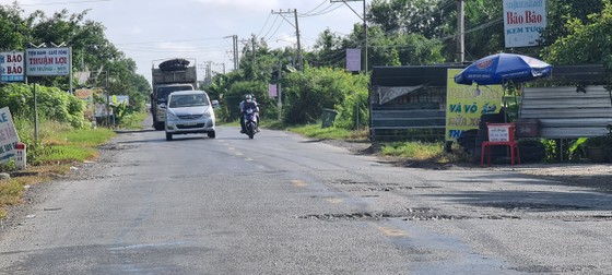 Xe quá tải băm nát đường tại Long An ảnh 1