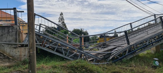 Xe quá tải băm nát đường tại Long An ảnh 6 Xe quá tải băm nát đường tại Long An ảnh 6