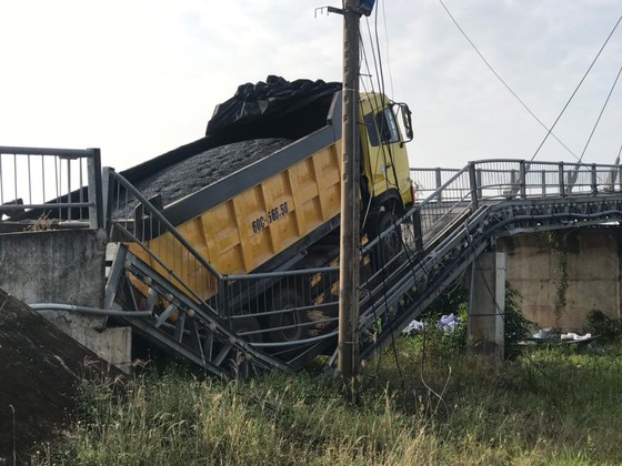 Xe quá tải băm nát đường tại Long An ảnh 5 Xe quá tải băm nát đường tại Long An ảnh 5