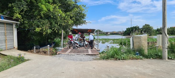 Xe quá tải băm nát đường tại Long An ảnh 8 Xe quá tải băm nát đường tại Long An ảnh 8