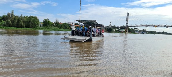 Xe quá tải băm nát đường tại Long An ảnh 9 Xe quá tải băm nát đường tại Long An ảnh 9