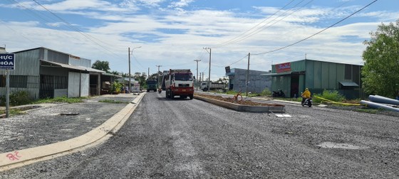 Xe quá tải băm nát đường tại Long An ảnh 11