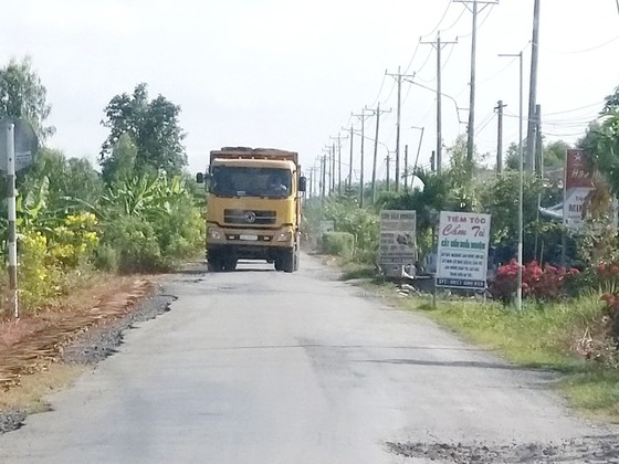 Xe quá tải băm nát đường tại Long An ảnh 4