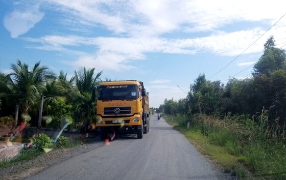 Xe quá tải băm nát đường tại Long An ảnh 10 Xe quá tải băm nát đường tại Long An ảnh 10