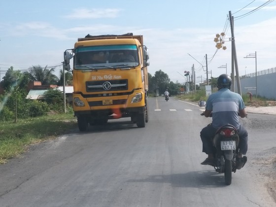Xe quá tải băm nát đường tại Long An ảnh 2 Xe quá tải băm nát đường tại Long An ảnh 2
