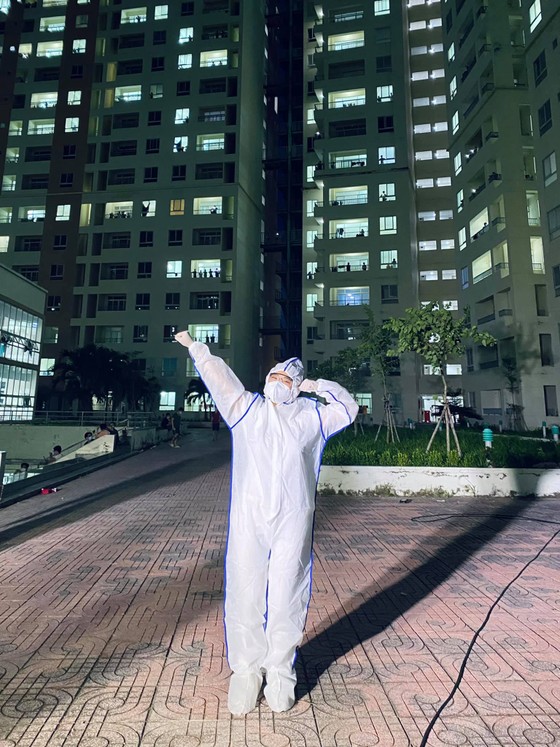 Cẩm Vân, Phương Thanh, Tóc Tiên… mặc đồ bảo hộ, hát ở bệnh viện dã chiến ảnh 3