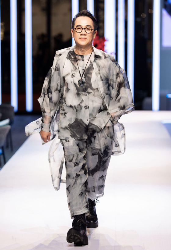 Ấn tượng các thiết kế tại Lễ hội Thời trang Quốc tế Việt Nam 2021 ảnh 13 Ấn tượng các thiết kế tại Lễ hội Thời trang Quốc tế Việt Nam 2021 ảnh 13