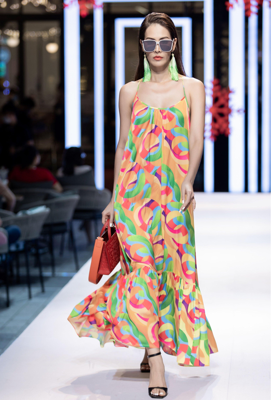 Ấn tượng các thiết kế tại Lễ hội Thời trang Quốc tế Việt Nam 2021 ảnh 11 Ấn tượng các thiết kế tại Lễ hội Thời trang Quốc tế Việt Nam 2021 ảnh 11