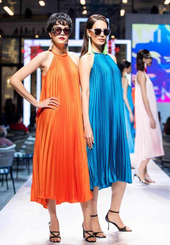 Ấn tượng các thiết kế tại Lễ hội Thời trang Quốc tế Việt Nam 2021 ảnh 12 Ấn tượng các thiết kế tại Lễ hội Thời trang Quốc tế Việt Nam 2021 ảnh 12