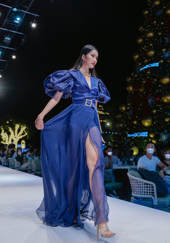 Ấn tượng các thiết kế tại Lễ hội Thời trang Quốc tế Việt Nam 2021 ảnh 14 Ấn tượng các thiết kế tại Lễ hội Thời trang Quốc tế Việt Nam 2021 ảnh 14