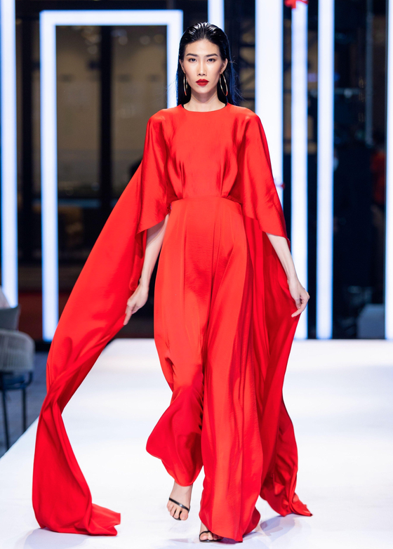 Ấn tượng các thiết kế tại Lễ hội Thời trang Quốc tế Việt Nam 2021 ảnh 9 Ấn tượng các thiết kế tại Lễ hội Thời trang Quốc tế Việt Nam 2021 ảnh 9