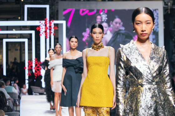 Ấn tượng các thiết kế tại Lễ hội Thời trang Quốc tế Việt Nam 2021 ảnh 5 Ấn tượng các thiết kế tại Lễ hội Thời trang Quốc tế Việt Nam 2021 ảnh 5