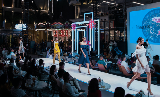 Ấn tượng các thiết kế tại Lễ hội Thời trang Quốc tế Việt Nam 2021 ảnh 1