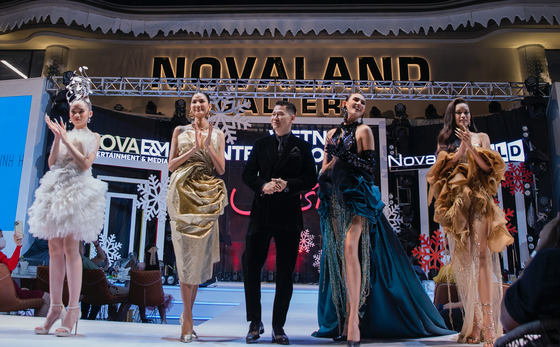 Ấn tượng các thiết kế tại Lễ hội Thời trang Quốc tế Việt Nam 2021 ảnh 2 Ấn tượng các thiết kế tại Lễ hội Thời trang Quốc tế Việt Nam 2021 ảnh 2