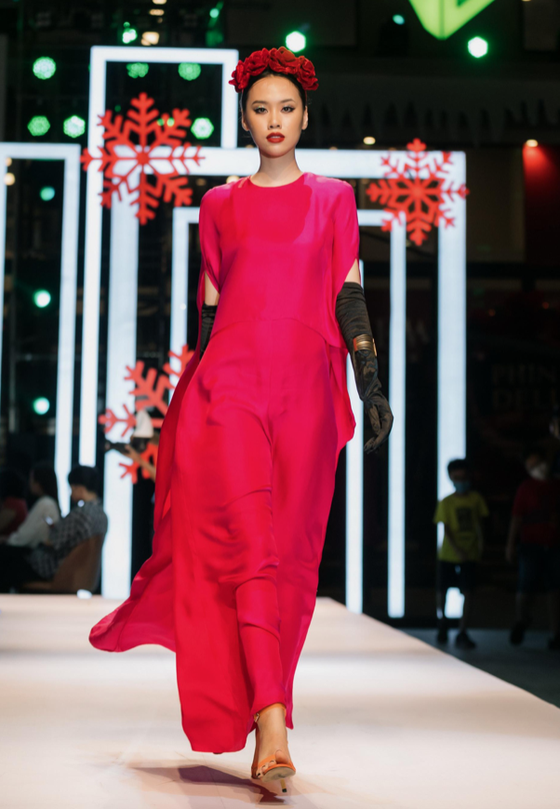 Ấn tượng các thiết kế tại Lễ hội Thời trang Quốc tế Việt Nam 2021 ảnh 19 Ấn tượng các thiết kế tại Lễ hội Thời trang Quốc tế Việt Nam 2021 ảnh 19