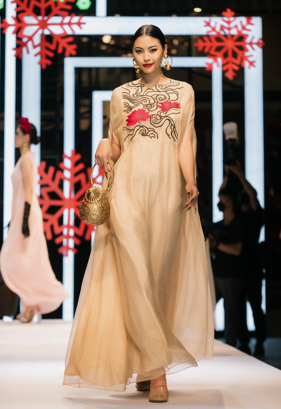 Ấn tượng các thiết kế tại Lễ hội Thời trang Quốc tế Việt Nam 2021 ảnh 18 Ấn tượng các thiết kế tại Lễ hội Thời trang Quốc tế Việt Nam 2021 ảnh 18