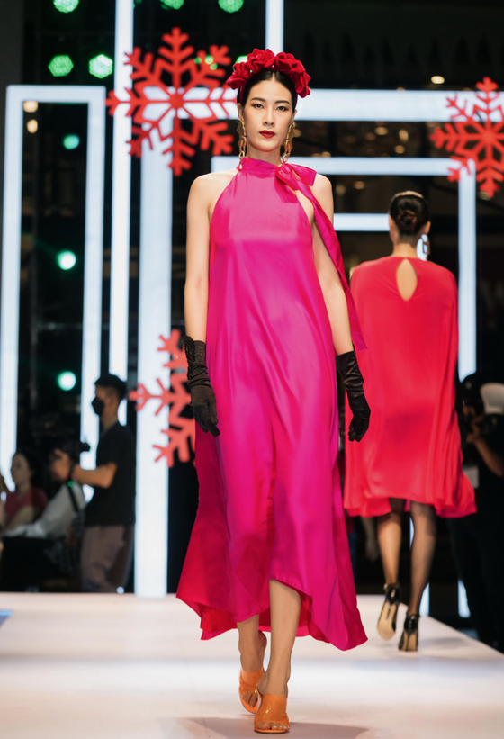 Ấn tượng các thiết kế tại Lễ hội Thời trang Quốc tế Việt Nam 2021 ảnh 16 Ấn tượng các thiết kế tại Lễ hội Thời trang Quốc tế Việt Nam 2021 ảnh 16