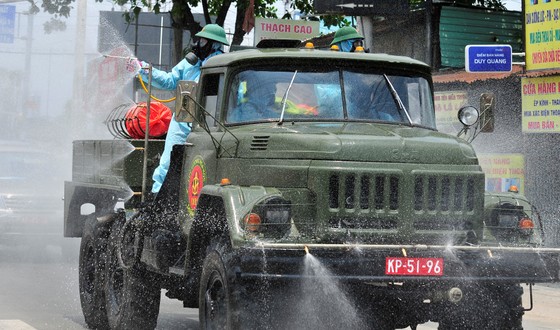 Quân đội phun khử khuẩn tại phường Thạnh Lộc, quận 12 ảnh 5