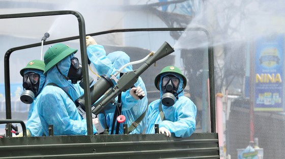 Quân đội phun khử khuẩn tại phường Thạnh Lộc, quận 12 ảnh 4